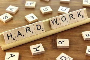 Nápis Hard Work scrabble